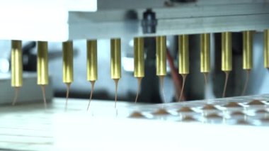 Bir fabrikada otomatikleştirilmiş çikolatalı pralin üretimi. Taşıyıcı banttaki çikolataların farklı tonları ve tatları toplanmaya hazırdır. Kusursuz döngü animasyonu. 4K HD