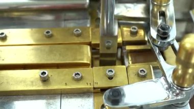 Bir çikolata fabrikasının konveyöründe makine tarafından üretilen çikolatalar için çeşitli malzemeler. Bu fotoğraf, ambalaj yaparken çikolata fabrikasında çalışan bir işçi için çekildi. 4K video.