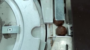 Bir çikolata fabrikasının konveyöründe makine tarafından üretilen çikolatalar için çeşitli malzemeler. Bu fotoğraf, ambalaj yaparken çikolata fabrikasında çalışan bir işçi için çekildi. 4K video.