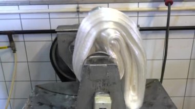 Akide Sekeri üretim fabrikası. Akide Sekeri 'nin gıda endüstrisi için bir fabrikada üretilmesi. Akide, meşhur Türk şekeri. 4K video çekimi.