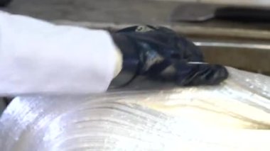 Akide Sekeri üretim fabrikası. Akide Sekeri 'nin gıda endüstrisi için bir fabrikada üretilmesi. Akide, meşhur Türk şekeri. 4K video çekimi.