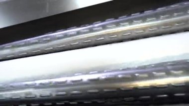 Akide Sekeri üretim fabrikası. Akide Sekeri 'nin gıda endüstrisi için bir fabrikada üretilmesi. Akide, meşhur Türk şekeri. 4K video çekimi.