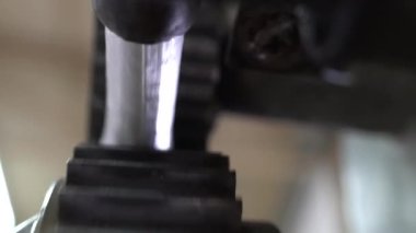 Akide Sekeri üretim fabrikası. Akide Sekeri 'nin gıda endüstrisi için bir fabrikada üretilmesi. Akide, meşhur Türk şekeri. 4K video çekimi.