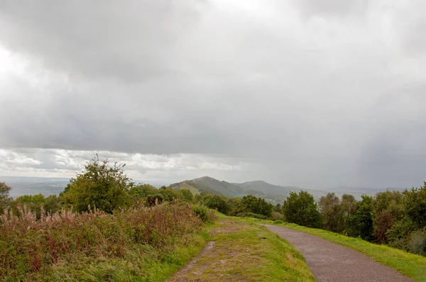 İngiltere 'nin Malvern tepeleri Yağmurlu bir günde.