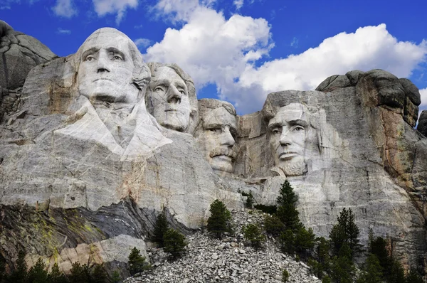 Mt. Rushmore National Memorial Park in South Dakota mit strahlend blauem Himmel im Hintergrund. — Stockfoto