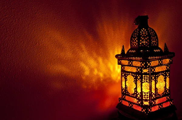 Fas fener ile yatay pozisyonda altın renkli cam