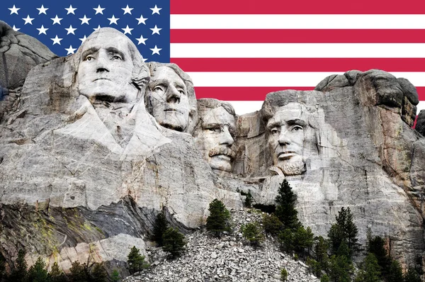 Mt. Güney Dakota 'daki Rushmore Ulusal Anıt Parkı' nda arka planda Amerikan bayrağı var. Eski ABD başkanlarının heykelleri; George Washington, Thomas Jefferson, Theodore Roosevelt ve Abraham Lincoln.