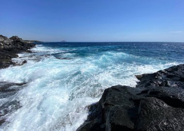Mavi Atlantik Okyanusu ve dalgalarının fotoğrafı. Kanarya Adaları 'ndaki sahil şeridinden İspanya' ya.