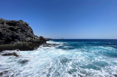 Mavi Atlantik Okyanusu ve dalgalarının fotoğrafı. Kanarya Adaları 'ndaki sahil şeridinden İspanya' ya.