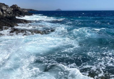 Mavi Atlantik Okyanusu ve dalgalarının fotoğrafı. Kanarya Adaları 'ndaki sahil şeridinden İspanya' ya.