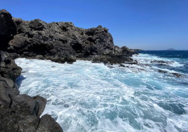 Mavi Atlantik Okyanusu ve dalgalarının fotoğrafı. Kanarya Adaları 'ndaki sahil şeridinden İspanya' ya.