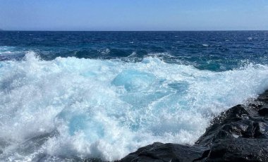 Mavi Atlantik Okyanusu ve dalgalarının fotoğrafı. Kanarya Adaları 'ndaki sahil şeridinden İspanya' ya.