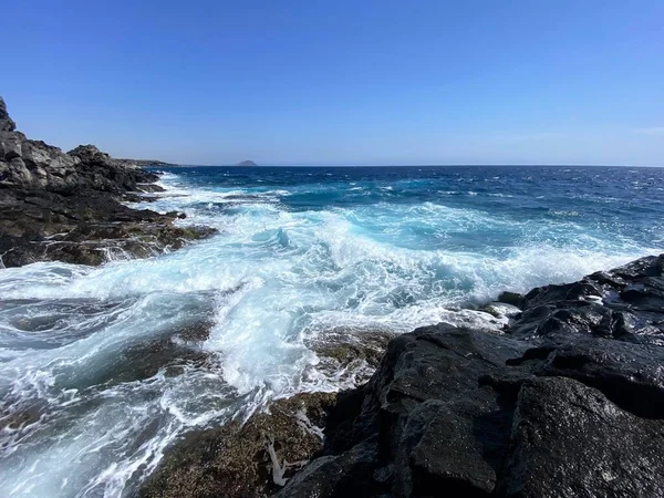 Foto Van Blauwe Wilde Atlantische Oceaan Zijn Golven Vanaf Kustlijn — Stockfoto