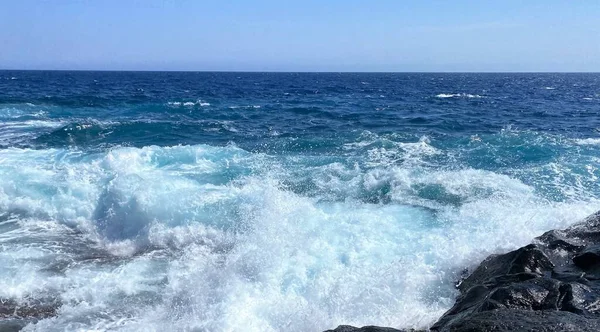 Foto Oceano Atlântico Selvagem Azul Suas Ondas Costa Das Ilhas — Fotografia de Stock