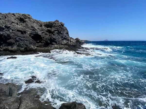 Foto Van Blauwe Wilde Atlantische Oceaan Zijn Golven Vanaf Kustlijn — Stockfoto