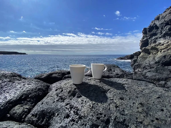 Primer Plano Dos Tazas Café Expreso Las Rocas Junto Océano —  Fotos de Stock