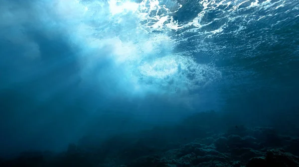 Художественная Подводная Фотография Диких Волн Лучах Света — стоковое фото