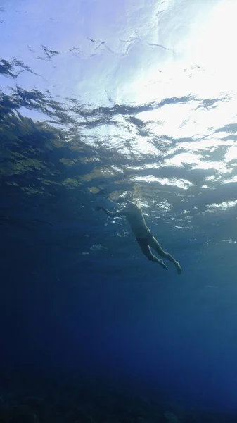Podvodní Fotografie Plavce Hladině Potápění — Stock fotografie