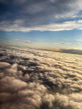 Mavi gökyüzünde hava manzaralı beyaz bulutlar. Üst hava manzarası bulutlu. Bulutların dokusu. Yukarıdan bak. Arkaplanı bulutlandırır. Panorama Bulutları dokusu