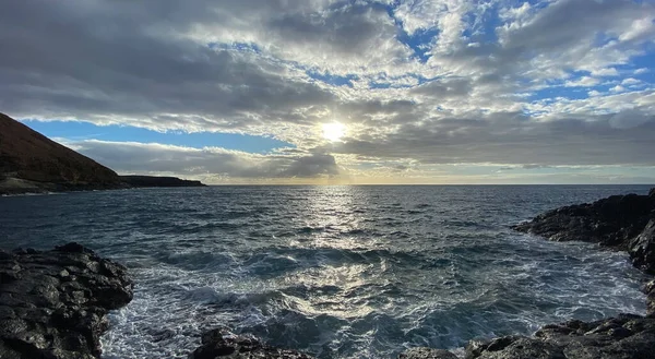 Belo Pôr Sol Sobre Oceano Com Nuvens Dramáticas Céu Azul — Fotografia de Stock