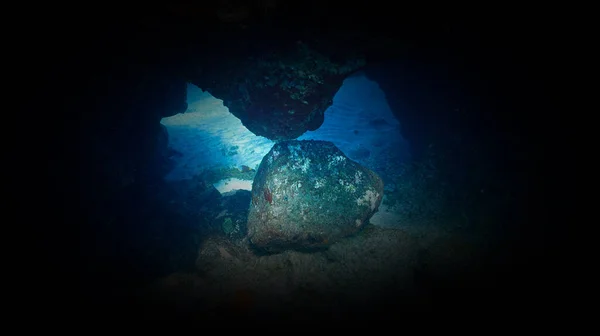 Foto Submarina Desde Dentro Una Cueva Desde Una Inmersión Las —  Fotos de Stock
