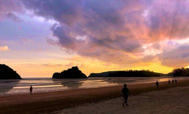 Güneydoğu Asya 'da okyanus kıyısında güzel gün batımı ve dramatik bulutlar..