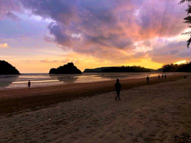 Tayland 'da bir sahilde güzel bir gün batımı..