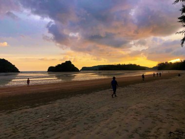 Tayland 'da bir sahilde güzel bir gün batımı..