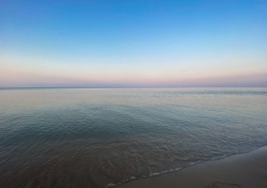 İsveç 'in güneyinde güzel gün batımı ve okyanus.