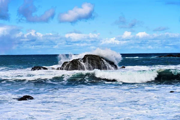 Salpicadura Mar Olas Golpeando Costa Costa —  Fotos de Stock