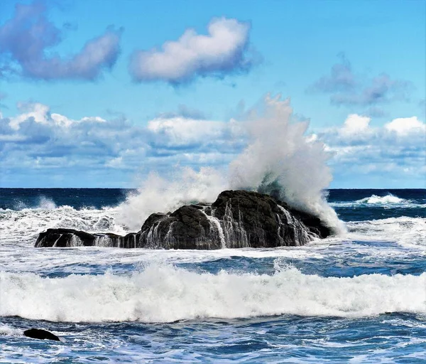Okyanus Dalgaları Kıyıya Vuruyor — Stok fotoğraf