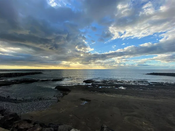 Praia Nascer Sol Sobre Mar Tropical Nuvens Dramáticas Sobre Oceano — Fotografia de Stock