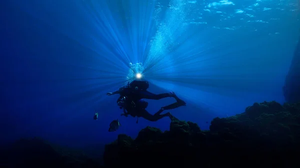 Silhouette Scuba Divers Dark Blue Sea Beautiful Light — Stock Photo, Image
