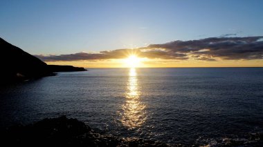 Denizin üzerinde güzel bir gün batımı.