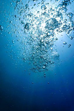 Lüks iç tasarımın için sualtı sanat fotoğrafı. Yüzeye doğru ilerleyen ışık kabarcıkları.