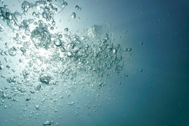 Lüks iç tasarımın için sualtı sanat fotoğrafı. Yüzeye doğru ilerleyen ışık kabarcıkları.