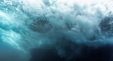 Yüzeyin altındaki vahşi dalgaların sualtı fotoğrafı. Denizde bir tüplü dalıştan. Senin için lüks iç tasarım..
