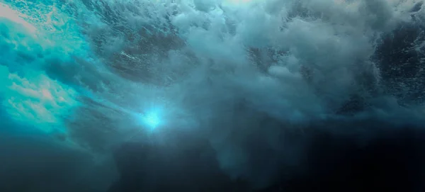 Красивая Волшебная Подводная Фотография Диких Волн Лучей Света Проникающих Сквозь — стоковое фото