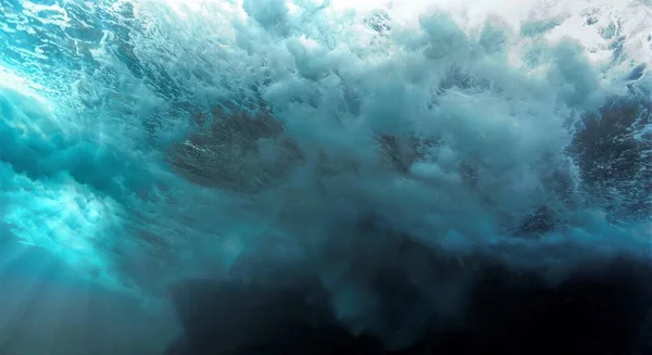 Красивая Волшебная Подводная Фотография Диких Волн Лучей Света Проникающих Сквозь — стоковое фото