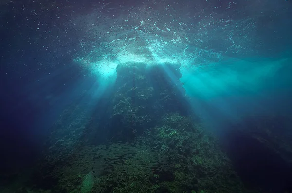 Piękne Magiczne Podwodne Zdjęcie Promieni Światła Przebijających Się Przez Powierzchnię — Zdjęcie stockowe