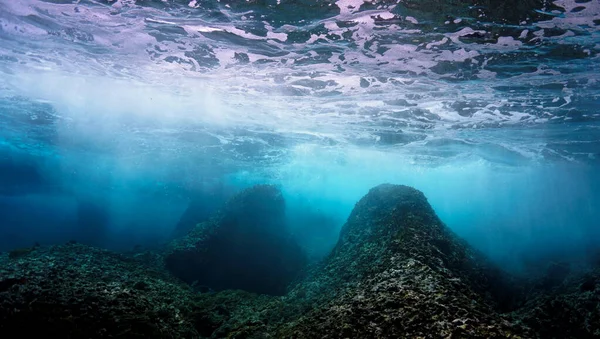 Підводне Фото Блакитної Води Хвиль Неглибокому Кораловому Рифі — стокове фото