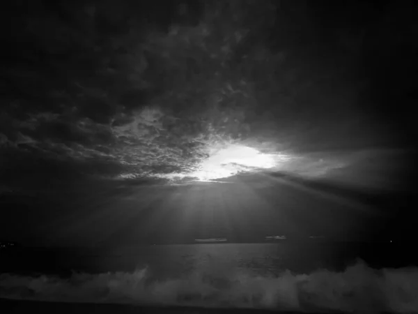 Lumière Soleil Travers Les Nuages Sombres Dans Ciel Nature Merveilleuse — Photo