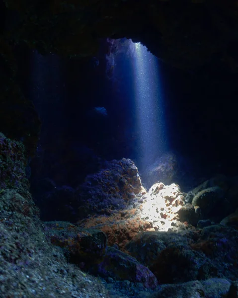 Foto Subaquática Luz Solar Mágica Raio Sol Dentro Uma Caverna — Fotografia de Stock