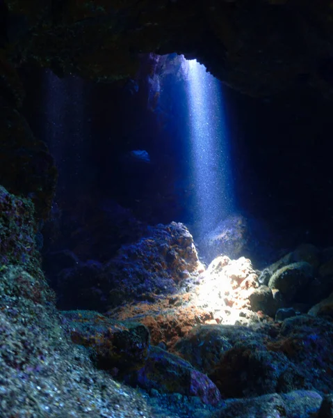 Onderwaterfoto Van Magisch Zonlicht Zonnestraal Een Grot — Stockfoto