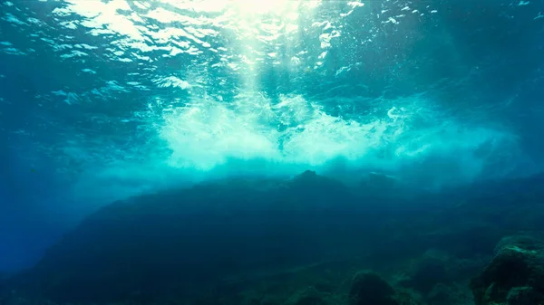 Красивая Волшебная Подводная Фотография Лучей Света Проникающих Сквозь Поверхность Волны — стоковое фото