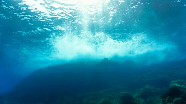 Красивая Волшебная Подводная Фотография Лучей Света Проникающих Сквозь Поверхность Волны — стоковое фото