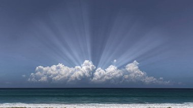 Ufukta mavi gökyüzü olan dramatik beyaz bulutlar.