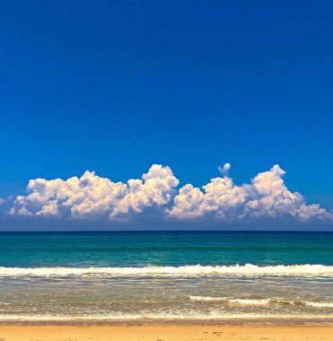 Ufukta mavi gökyüzü olan dramatik beyaz bulutlar.