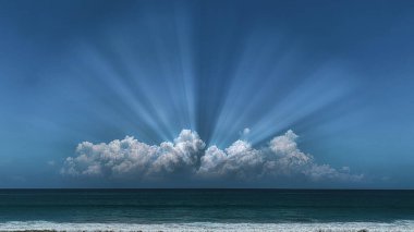 Ufukta mavi gökyüzü olan dramatik beyaz bulutlar.