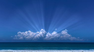 Ufukta mavi gökyüzü olan dramatik beyaz bulutlar.